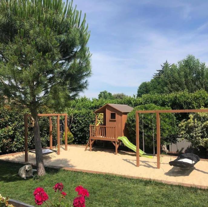 Maison De Vacances Contemporaine Avec Piscine Villa Vedene Bagian luar foto