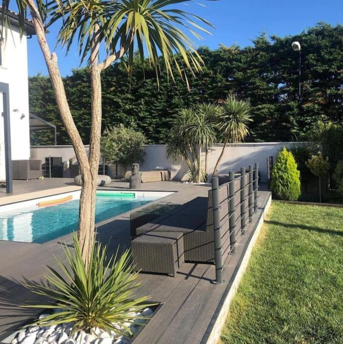 Maison De Vacances Contemporaine Avec Piscine Villa Vedene Bagian luar foto