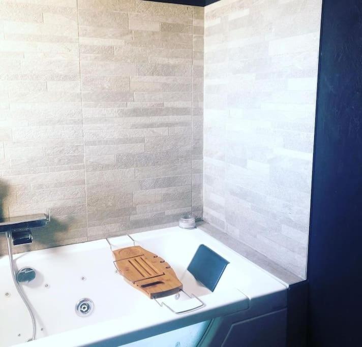 Maison De Vacances Contemporaine Avec Piscine Villa Vedene Bagian luar foto