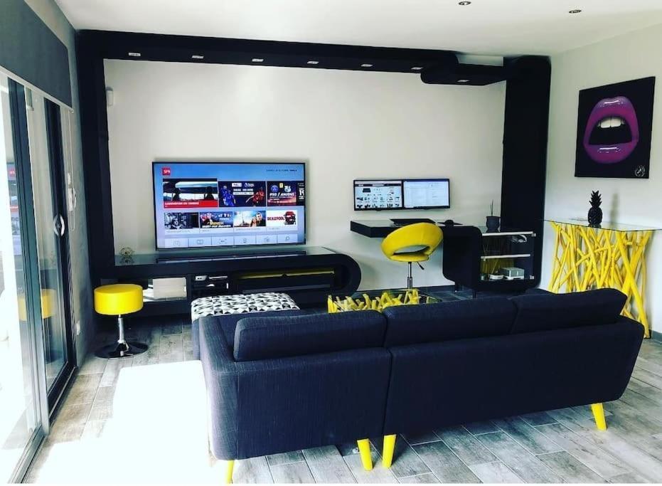 Maison De Vacances Contemporaine Avec Piscine Villa Vedene Bagian luar foto